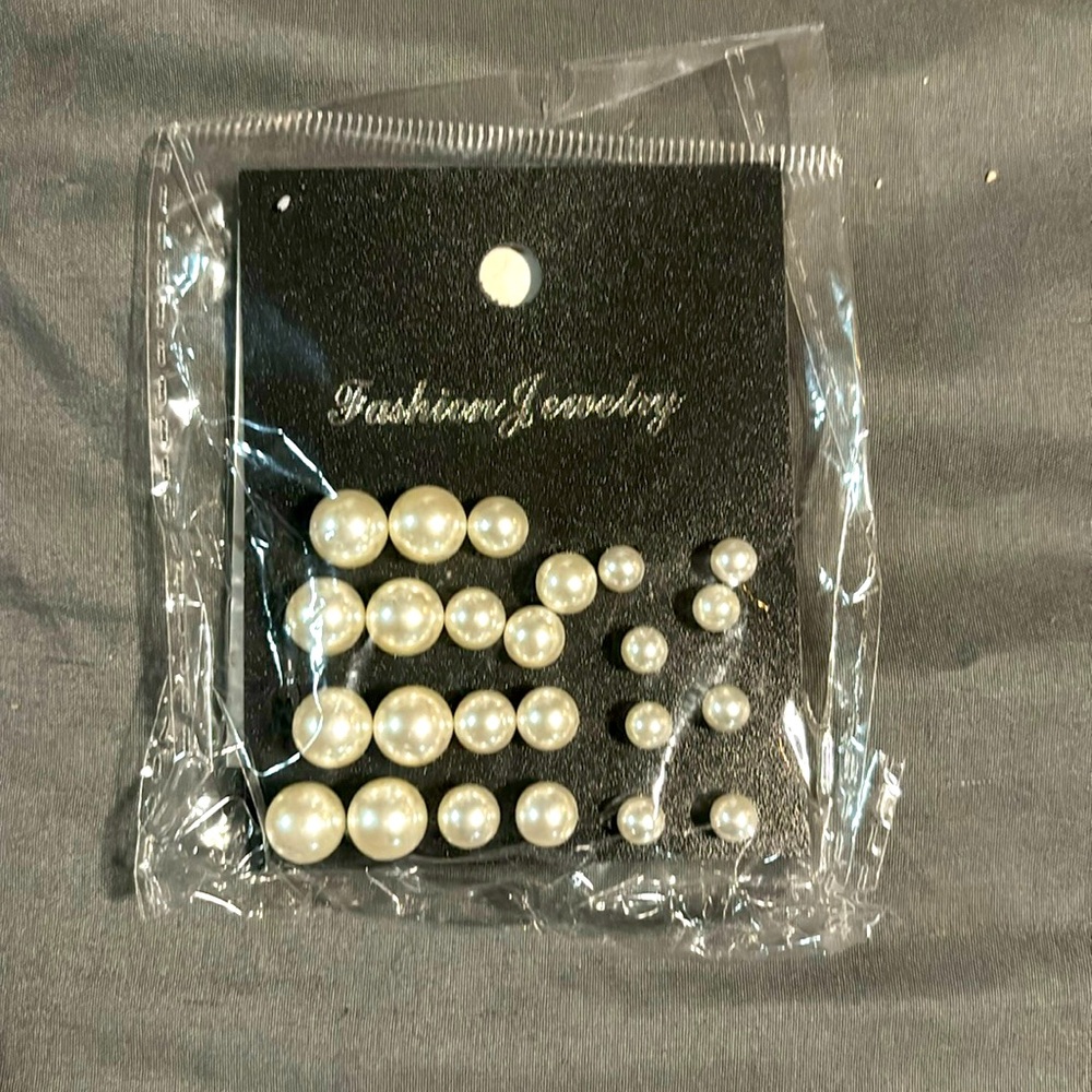 Pack of pearl earrings